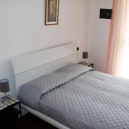 Frally Intero Alloggio, Appartamento. *