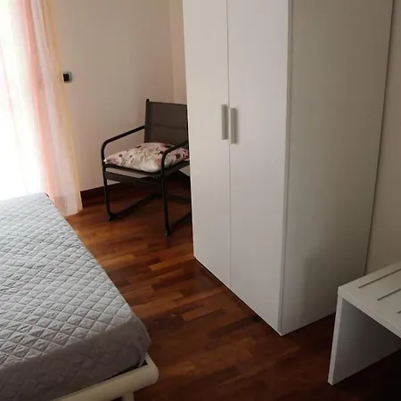 Frally Intero Alloggio, Appartamento.